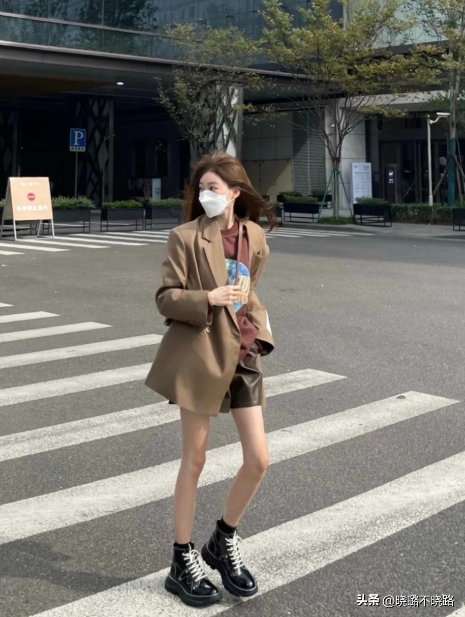 西装与卫衣的搭配是什么风,连帽卫衣西装外套怎么搭配