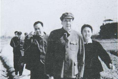 他两次担任毛主席秘书,建国后遇刺身亡,儿子是中将,妻子是少将