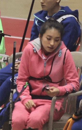 如何评价这个女主持人，主持了一半把*袜丝**脱了？