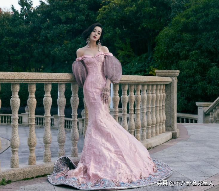 冬天走红毯穿得厚的女明星,女明星走红毯的穿着