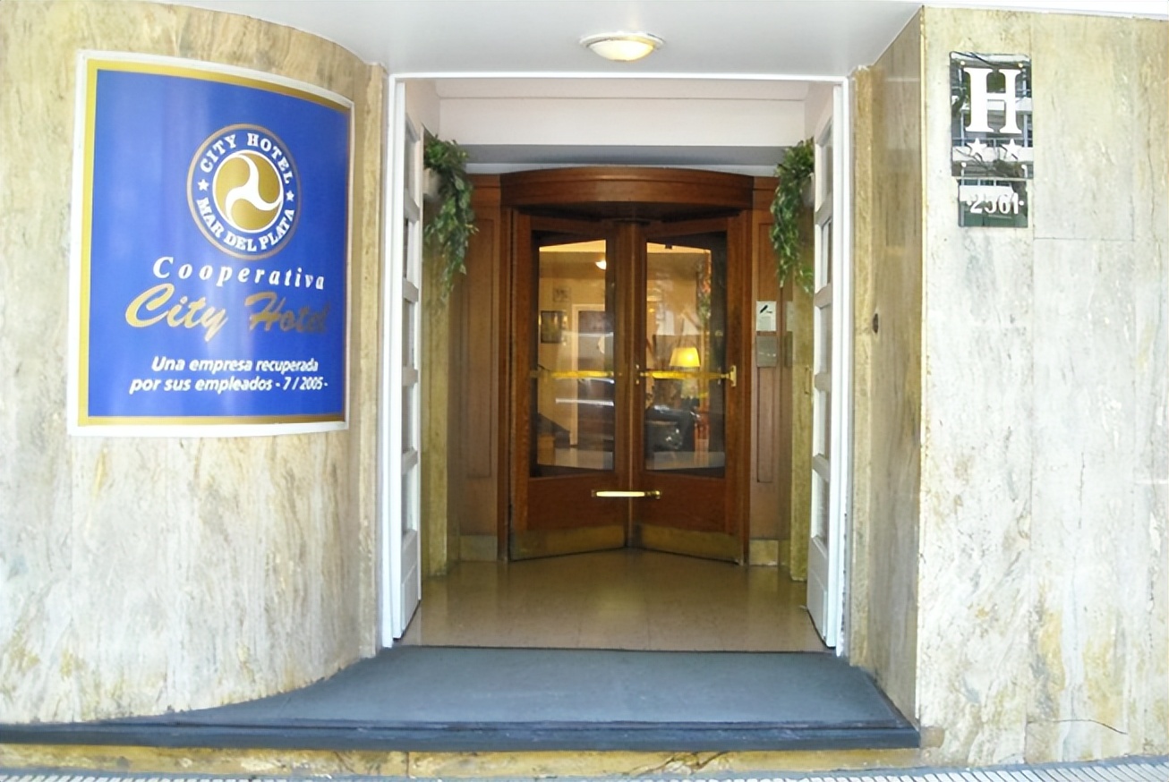 强奸亲生女儿，秘密囚禁几十人……无恶不作的他，死于狱中！