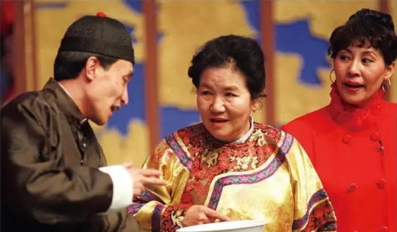 董路和小品圈杠上了？连怼4位小品演员，网友：别带上赵丽蓉老师