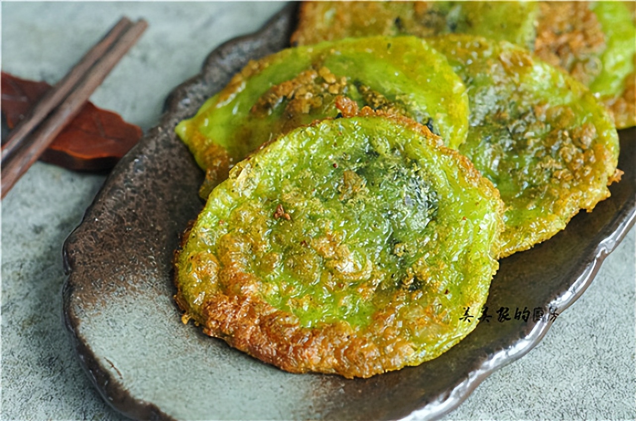 春天里的宝，也是女人保护草，拌一拌烙成饼，比韭菜肉饼香！