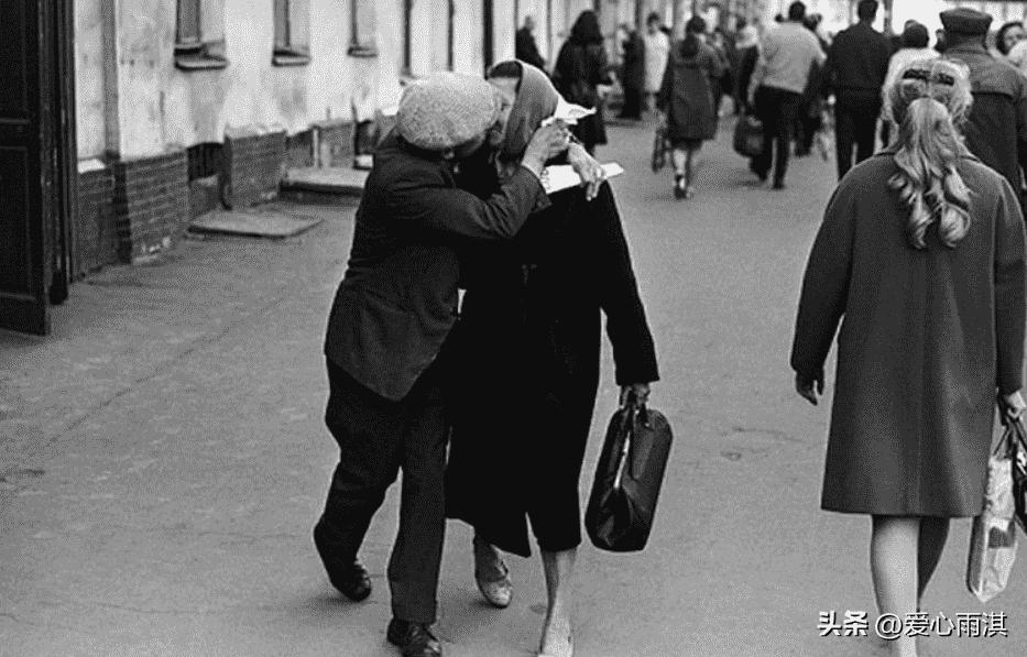 日本暴行老照片,日军女子拍照