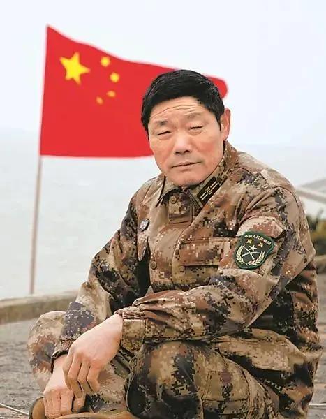 江苏夫妻驻守黄海孤岛32年，无电无淡水年薪5千，丈夫给妻子接生