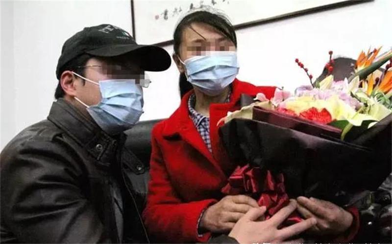 2015年43岁母亲将子宫移植给女儿,26岁女儿移植子宫生二胎