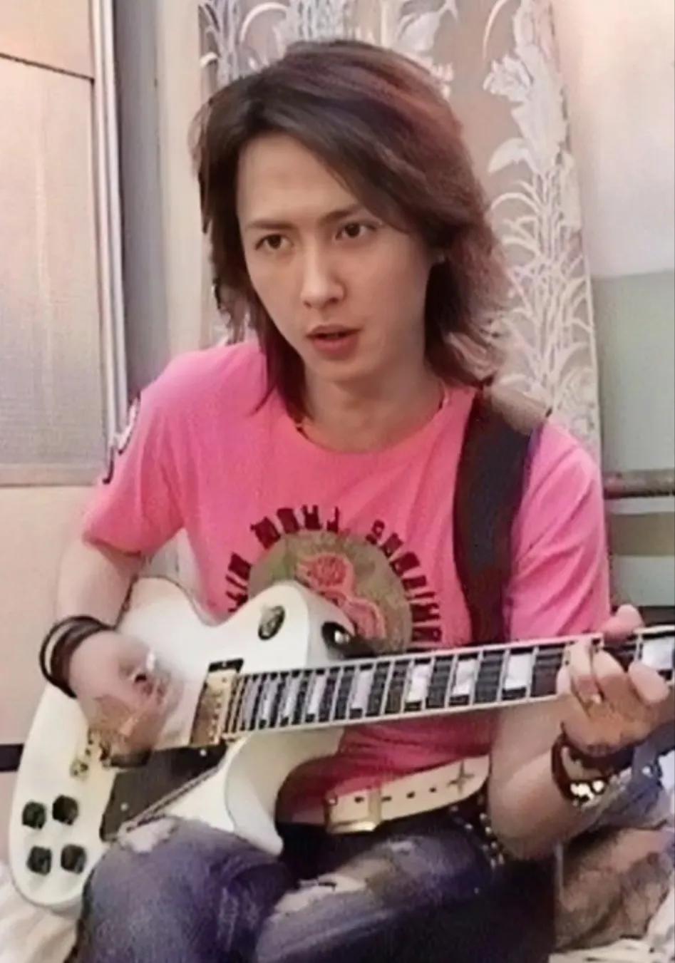 弹吉他的男人,弹吉他的男人唱什么歌好听