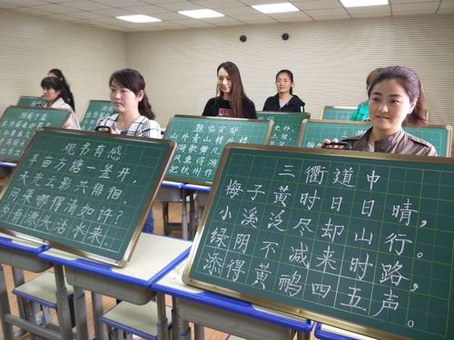 95后老师手绘板书堪比ppt,95后教师教案