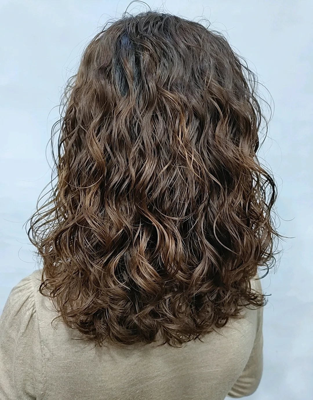 头发烫得太卷了怎样可以自然一点,头发烫太卷了显老怎么补救