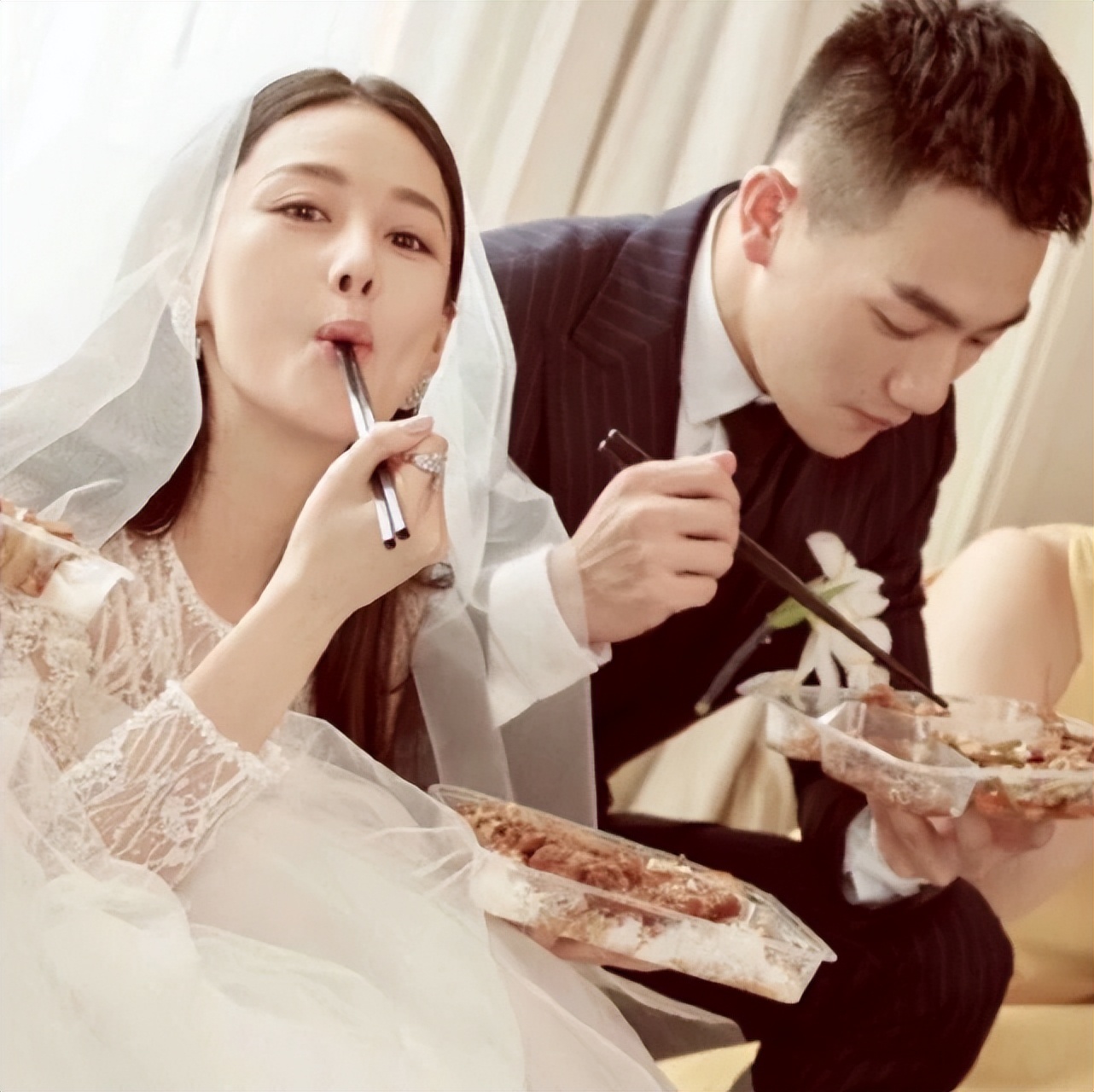 张馨予和何捷真的幸福吗,张馨予老公何捷的收入