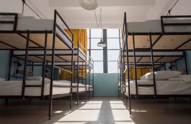 “寒酸”大学宿舍有多寒酸，上学犹如荒岛求生，学生哭了：想回家