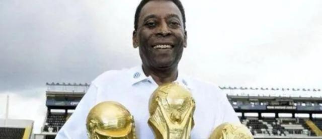 阿根廷夺冠梅西捧起大力神杯,世界第三球王梅西封神