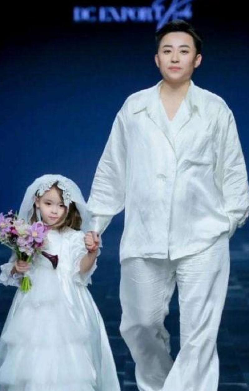 29岁单身女老板，花50万买精子，生下五国混血宝宝，如今怎样了？