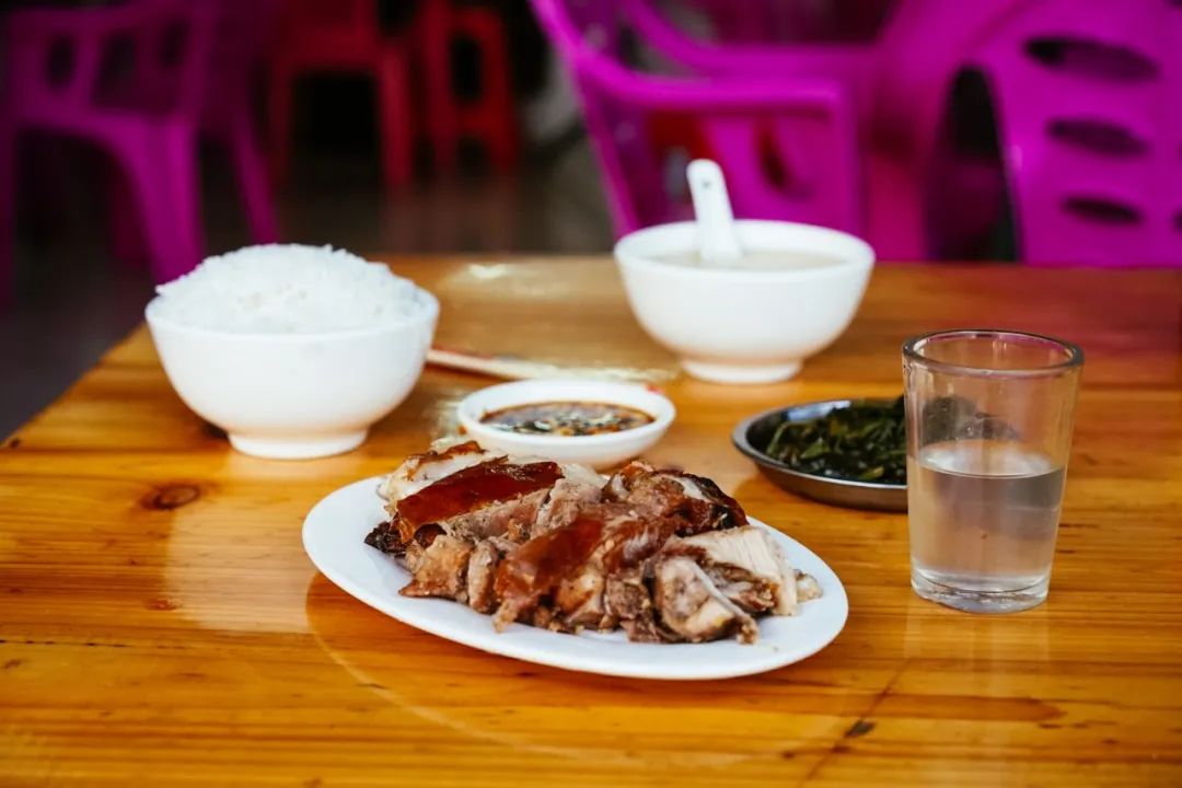 早餐烤乳猪，海鲜论盆卖？这座海岛小城舒坦得有点离谱了