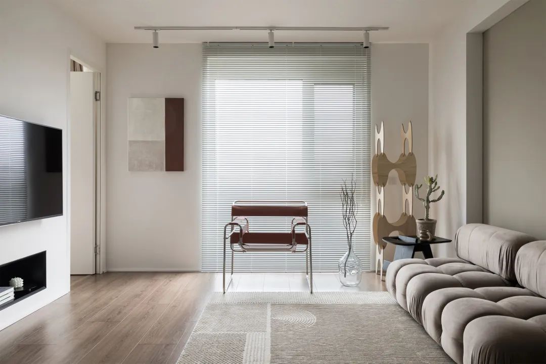 她家80㎡的顶楼复式，看过的人都说羡慕，两人两猫的生活真幸福