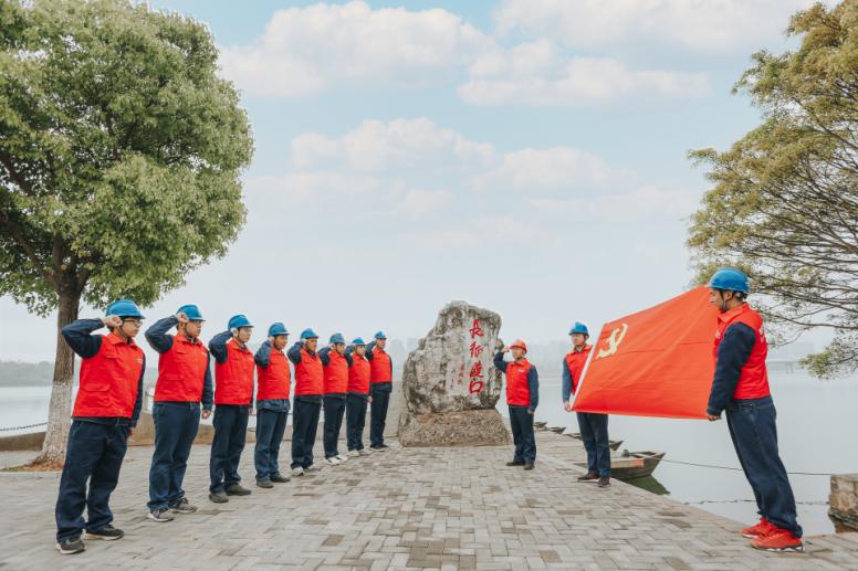 旗帜领航聚合力强根铸魂,坚持旗帜领航着力强根铸魂
