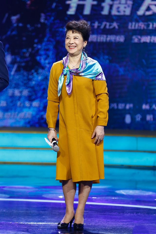 王馥荔橘色针织丝巾雅致活力,王馥荔的穿搭