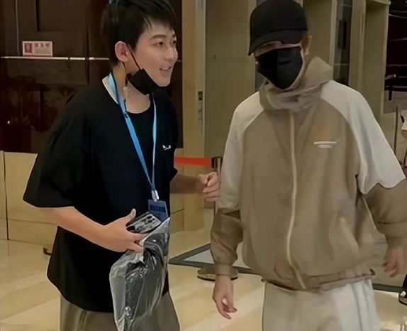 闯进场拥抱梅西球迷发声,球迷冲进球场拥抱梅西跑了多少米