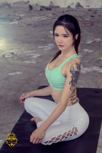 ##标题：女网红人设崩溃，*码无**视频遭曝光，引发网友热议