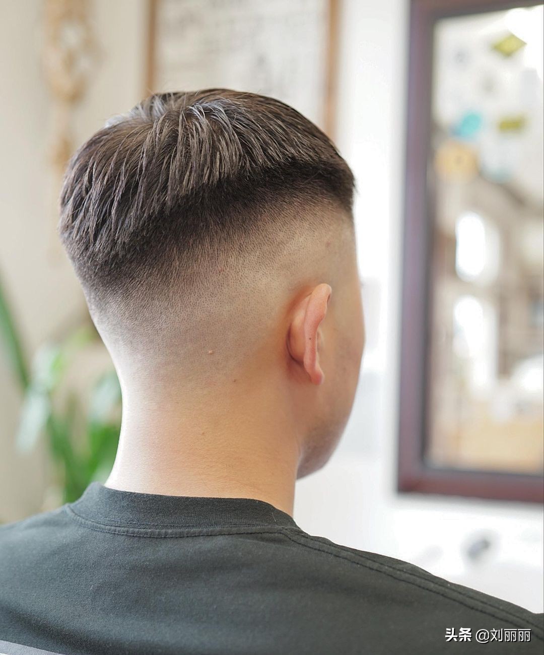 男士发型两边剪短刘海层次感,今年最流行烫什么发型男士