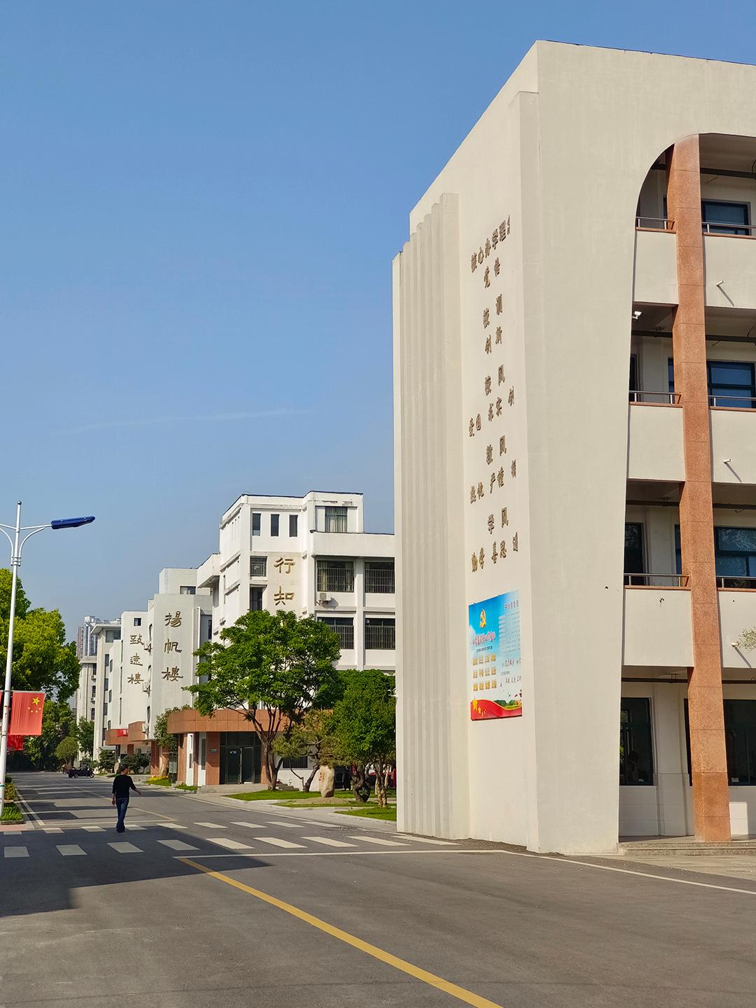 校友再回学校,丹阳六中校友