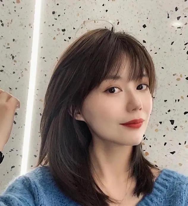 2019适合圆脸的锁骨烫发最流行,女生圆脸适合的露耳短发烫发