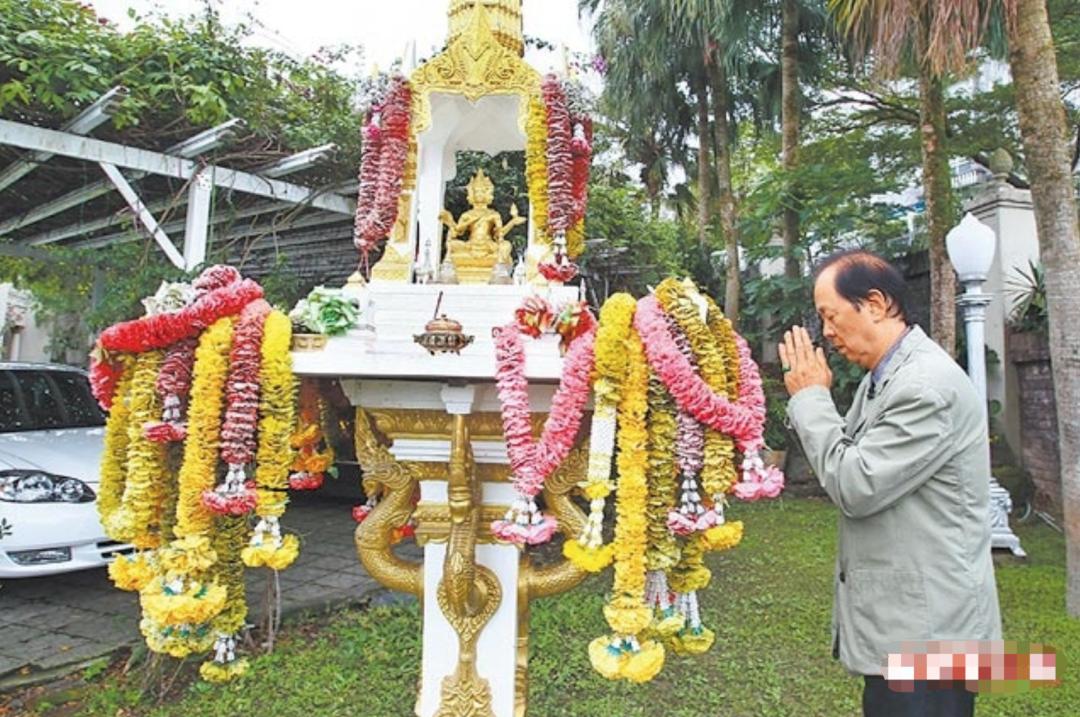 恋人妻、追青霞、混黑道、建豪宅，“武侠片之父”的江湖往事……