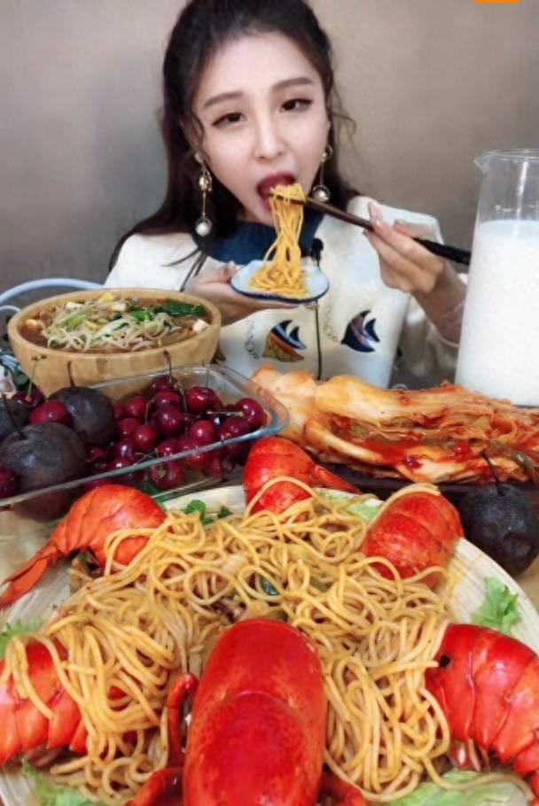 想不到吧!这就是大凉山网红主播下山背着的木头,居然是空心的