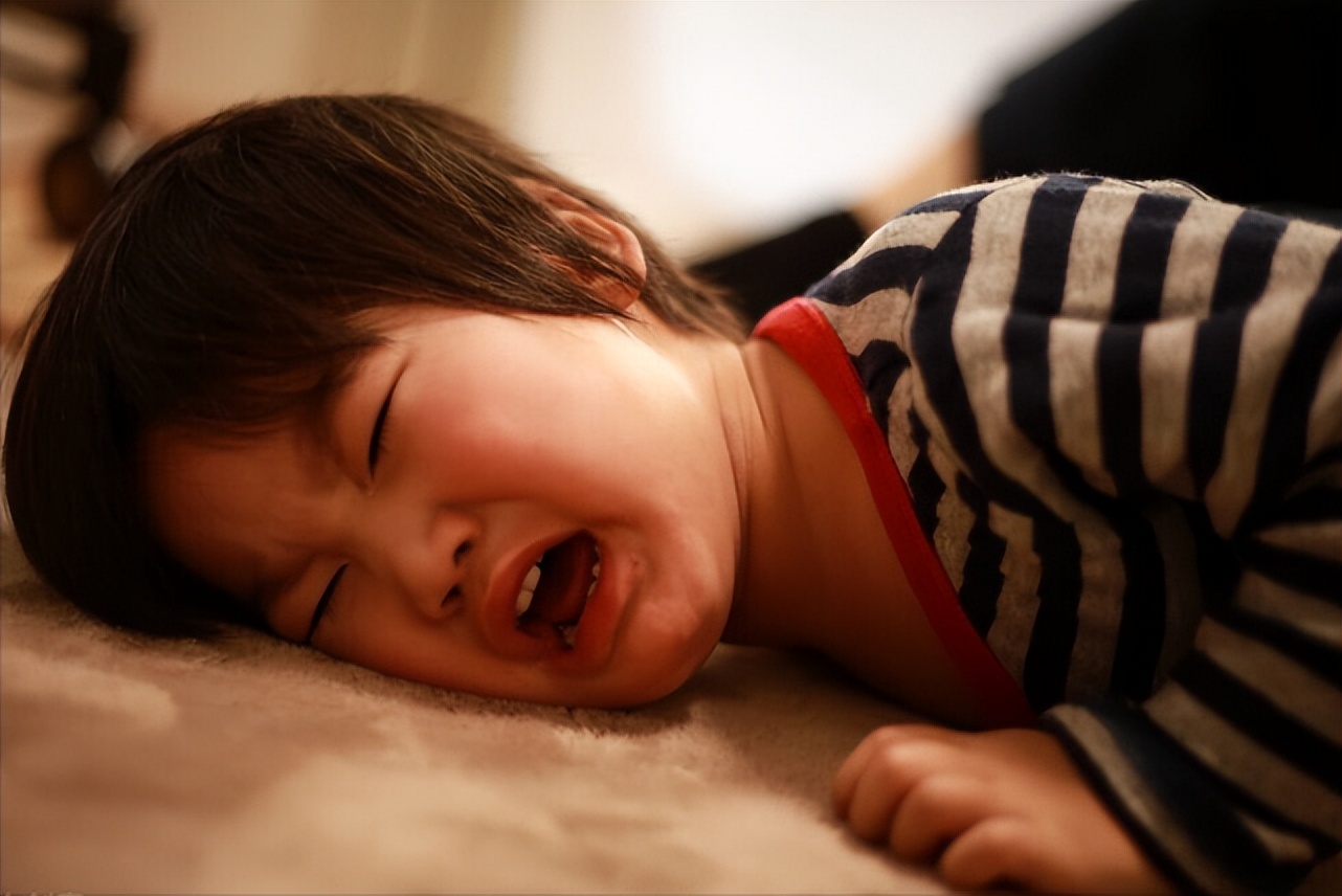 不给孩子玩手机发脾气怎样教育,孩子玩手机撒泼打滚怎么教育