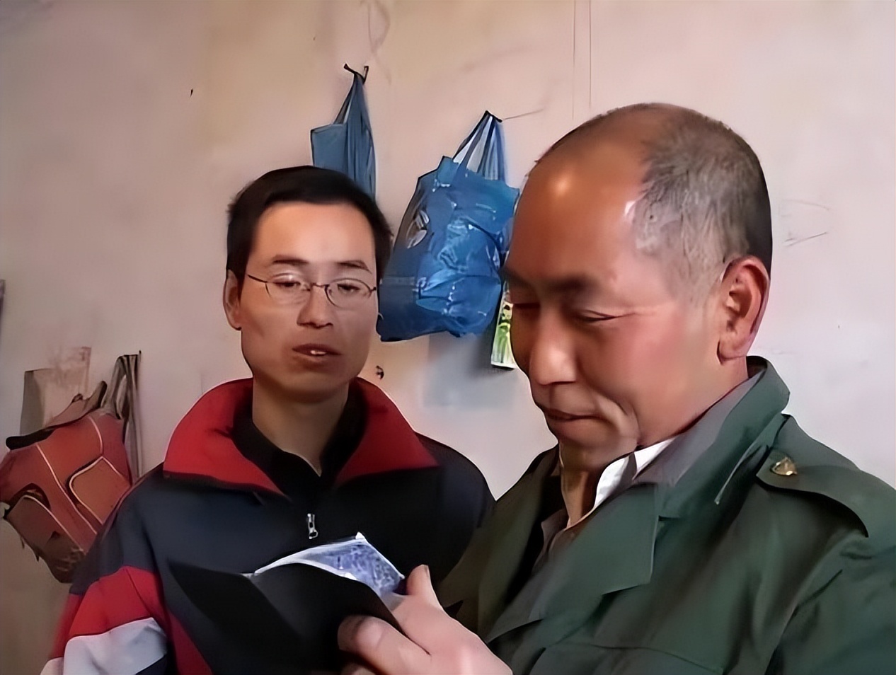 农村出身的大学生出路在哪里,穷人家大专生的前途在哪