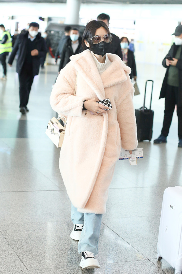 毛晓彤皮外套皮小短裙穿搭,毛晓彤穿搭日常冬季