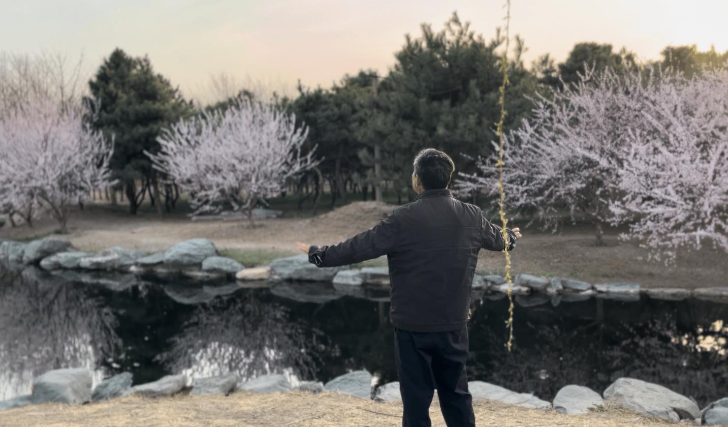 56岁“孤独指挥家”意外走红妻子是清华职工一直想让他当教授