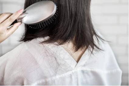 这几种洗发水会导致脱发,这3类洗发水慎用