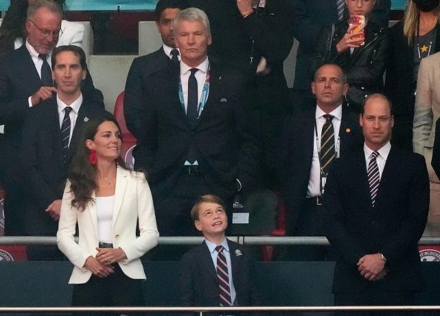 乔治小王子六岁照片,乔治小王子穿着