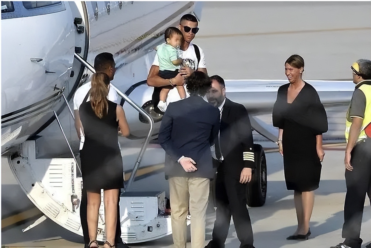 c罗最新私人飞机,拉风c罗乘1.7亿私人飞机