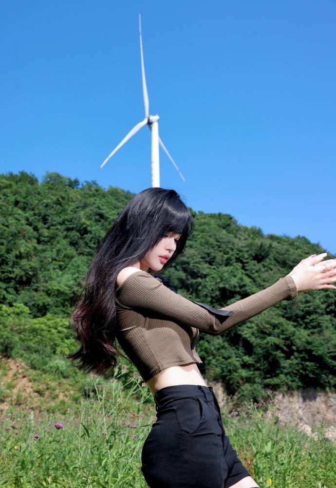 BY2组合分享立秋写真双生姐妹身材玲珑酷飒十足