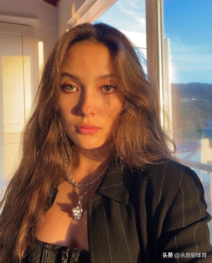 谷爱凌穿哈登篮网球衣,谷爱凌现场观战篮网穿的几号球衣