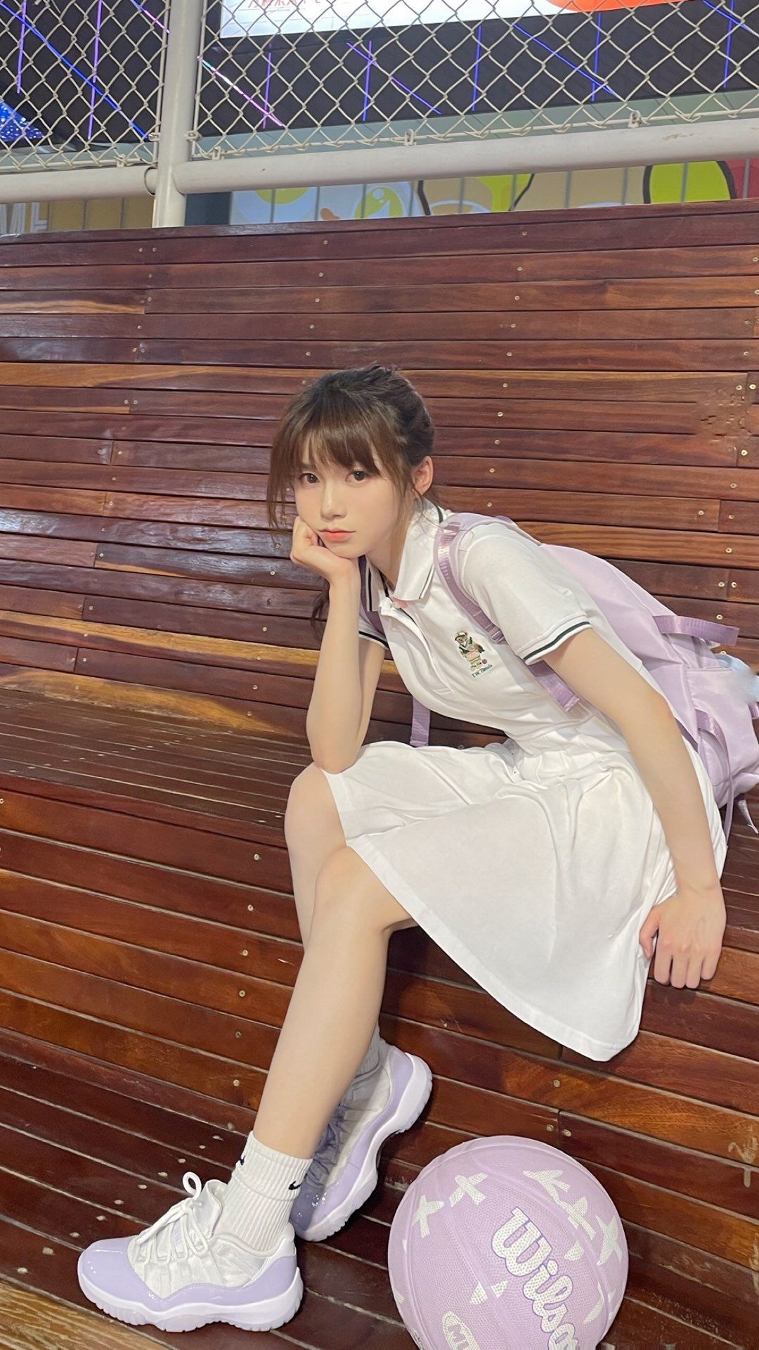 每个男孩子都应该有一个女朋友，如果你没有，那我就是