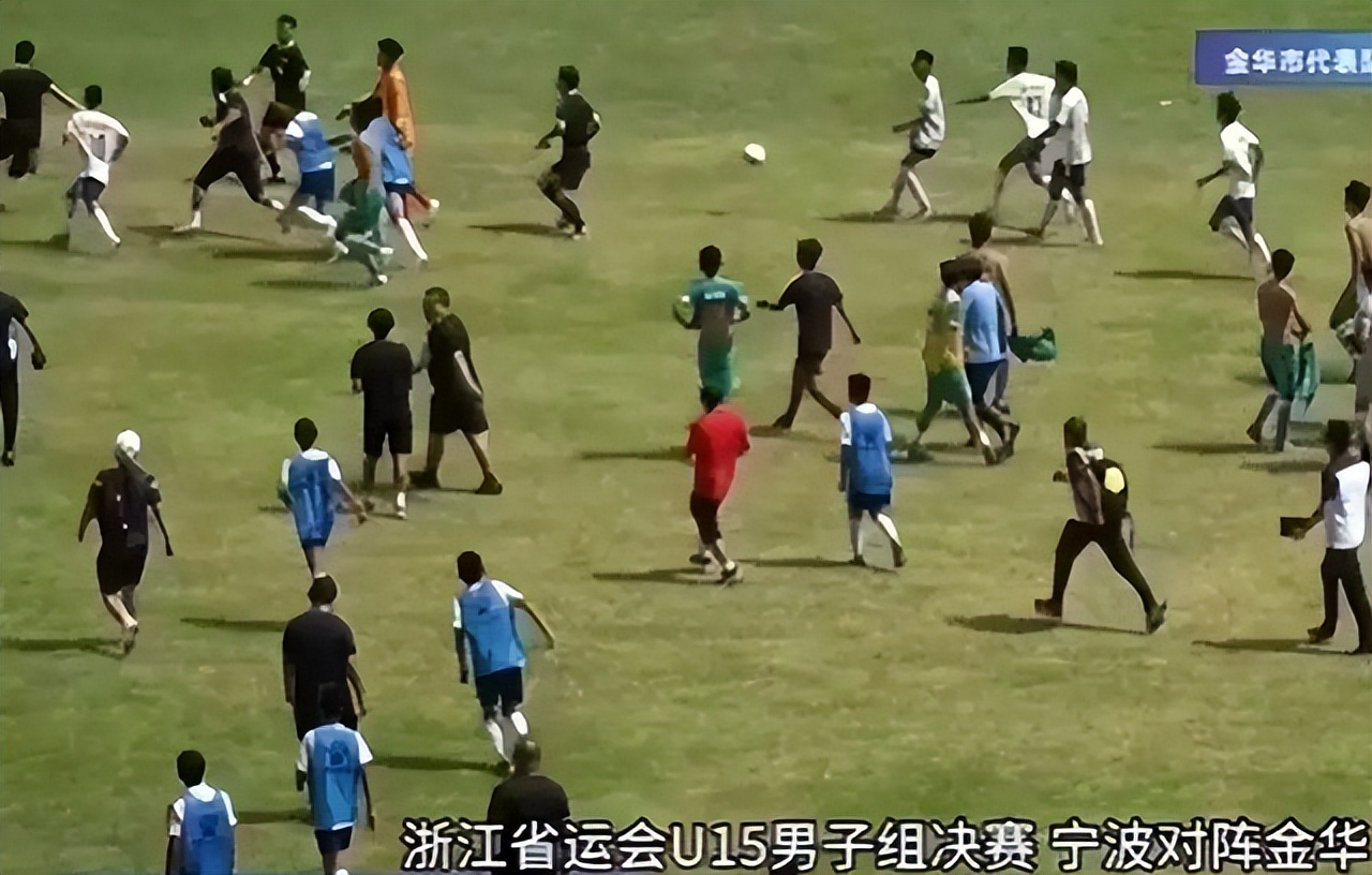 裁判不公全体球员反抗裁判被打,足球裁判判罚不满暴打裁判