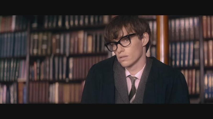 电影《万物理论》，运用空间构图手法，讲述霍金的爱情故事