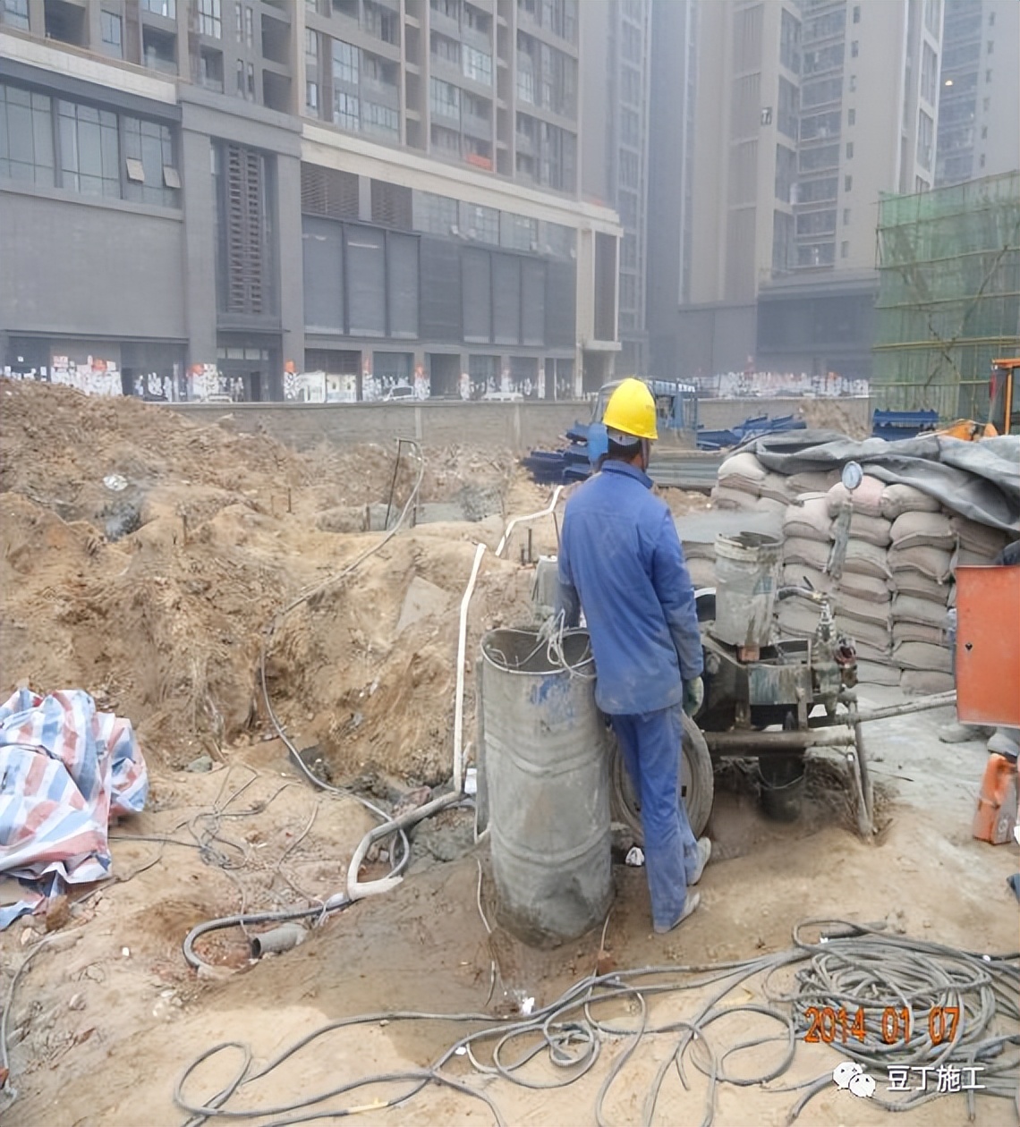 打桩过程中出现塌孔怎么处理,下钢筋笼声测管掉在桩孔里怎么办