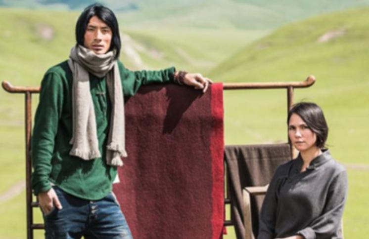 2004年，美国女孩入藏寻根，嫁农村小伙生3女儿，1条围巾卖1万元