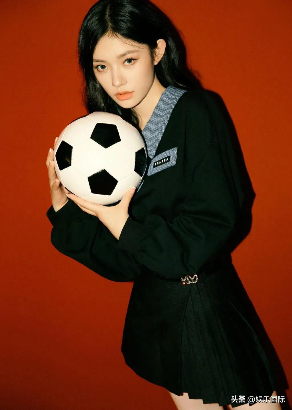 林允穿短裙抱足球娇俏可爱