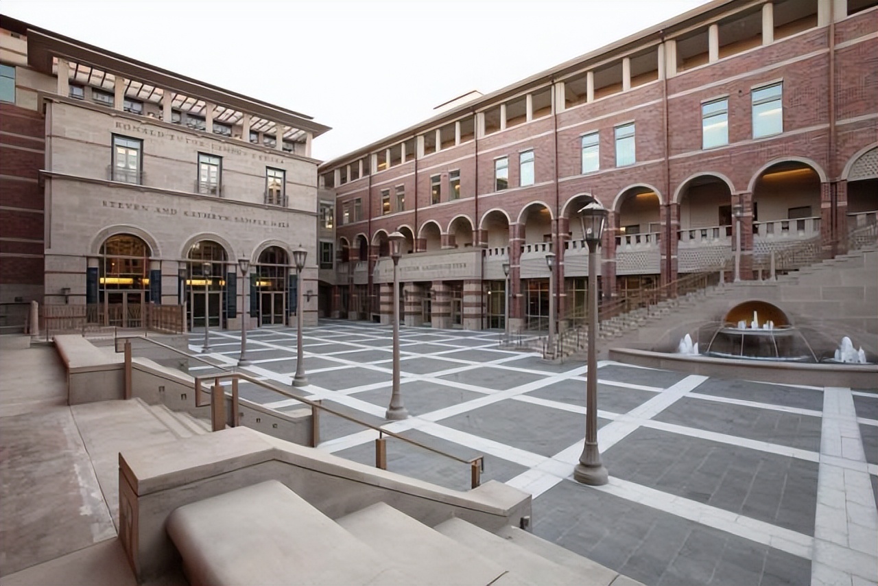 除了钱和中国人，赢在起跑线上的“网红大校”南加大还有什么？