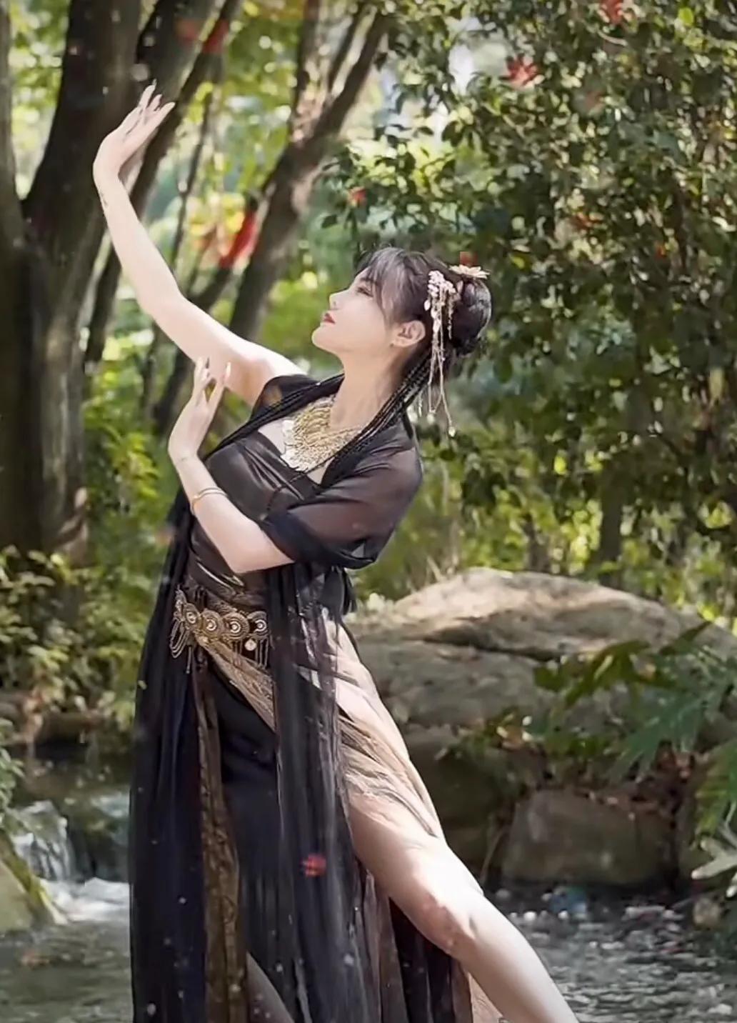 王者玩具-张伟华「秦汉终章」拍卖100%白手套成交斩获HK$7,286万