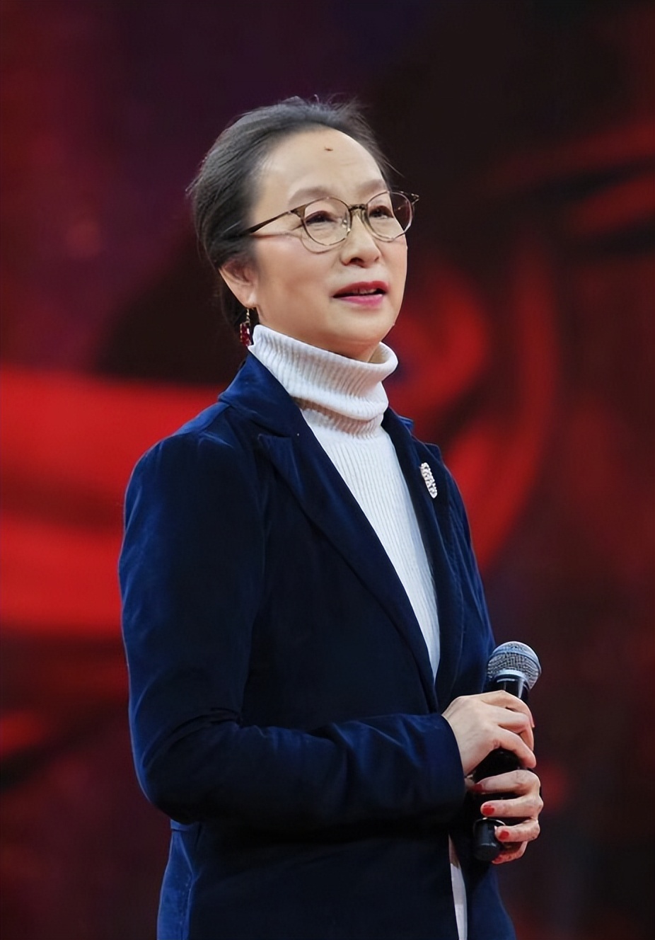 奚美娟年轻时的发型,奚美娟黑色长裙