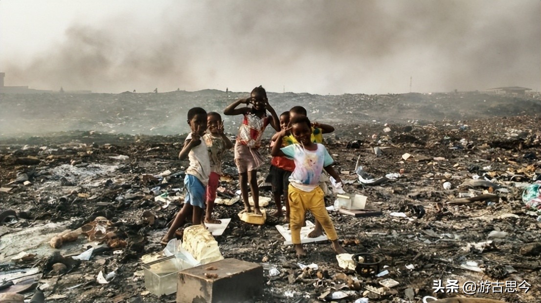 非洲贫民窟里的“上流绅士”:宁愿捡垃圾搬砖,也要全身名牌