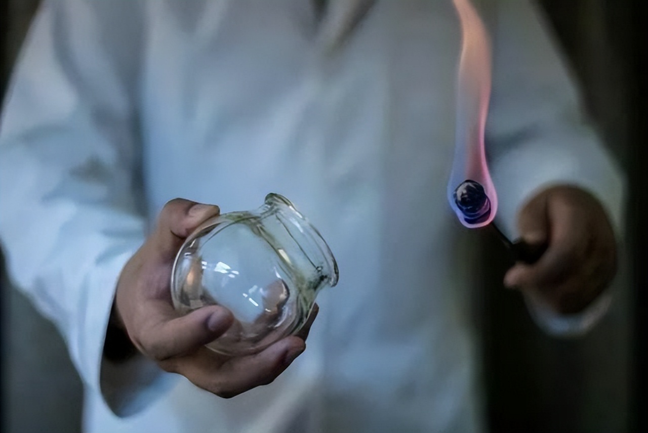 大气压为什么可能会压扁油罐车,大气压爆炸威力有多大