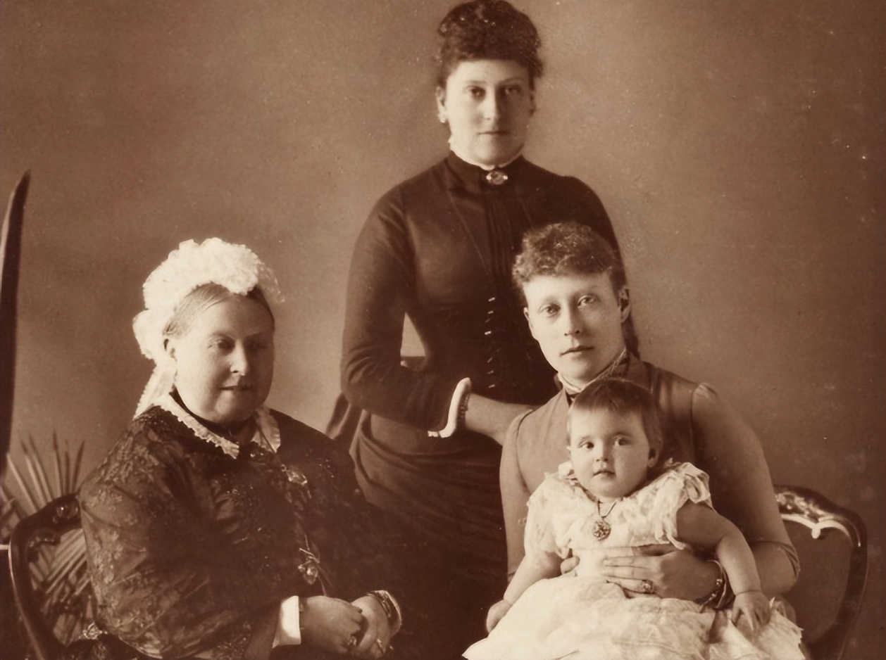 菲利普亲王的苦命母亲,菲利普亲王苦命却伟大的母亲