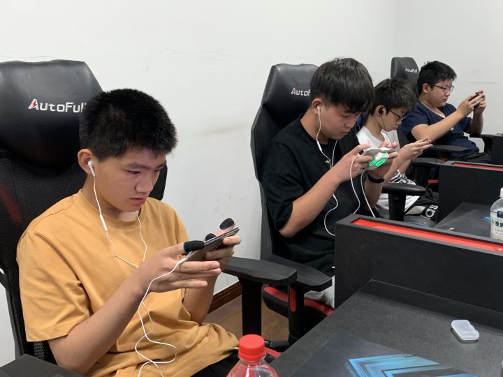 青少年沉迷游戏参加夏令营,沉迷网络游戏叛逆夏令营